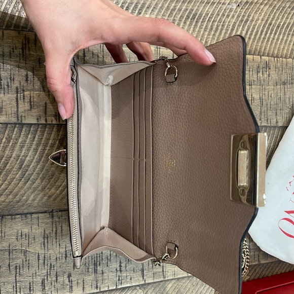 ROCKSTUD GRAINY CALFSKIN WALLET WITH CHAIN STRAP - Picture 8 of 10